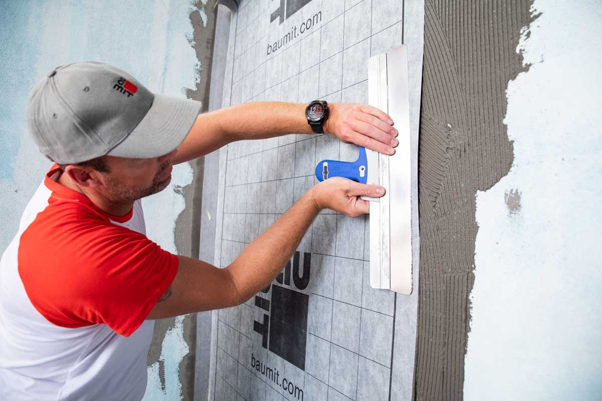 Lepení membrány Baumacol AquaSafe pomocí flexibilního lepidla Baumacol FlexTop Speed.