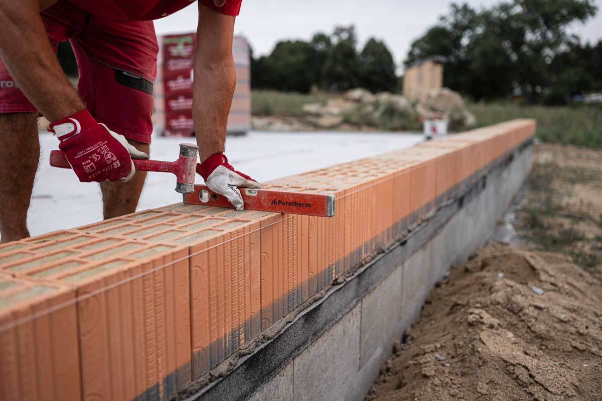 Stavíte letos dům? Jeden měsíc čekání může stát desítky tisíc