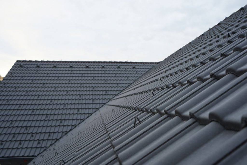 Jaro je ideální čas na kontrolu střechy. Na co se zaměřit a čemu se dá předejít