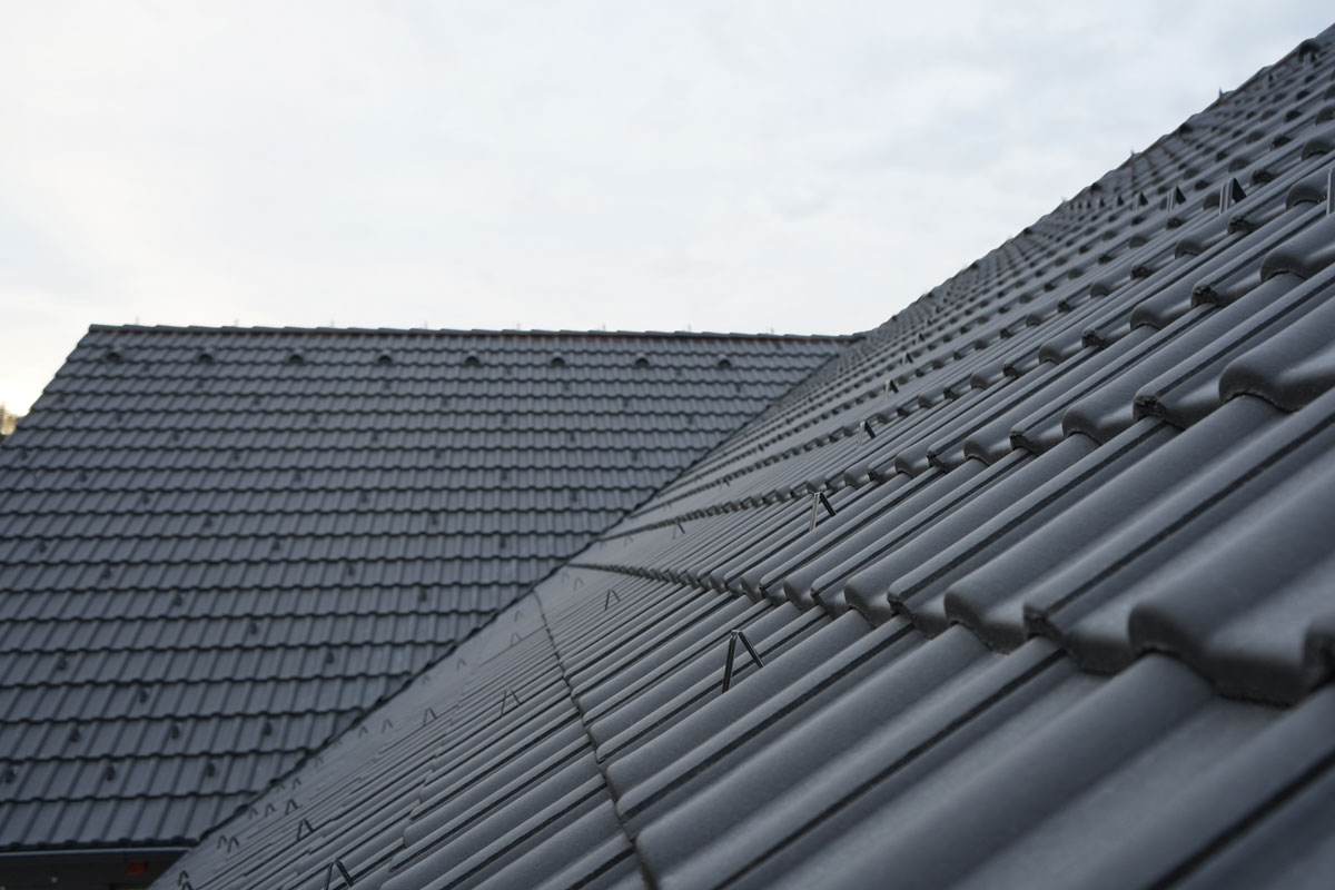 Jaro je ideální čas na kontrolu střechy. Na co se zaměřit a čemu se dá předejít