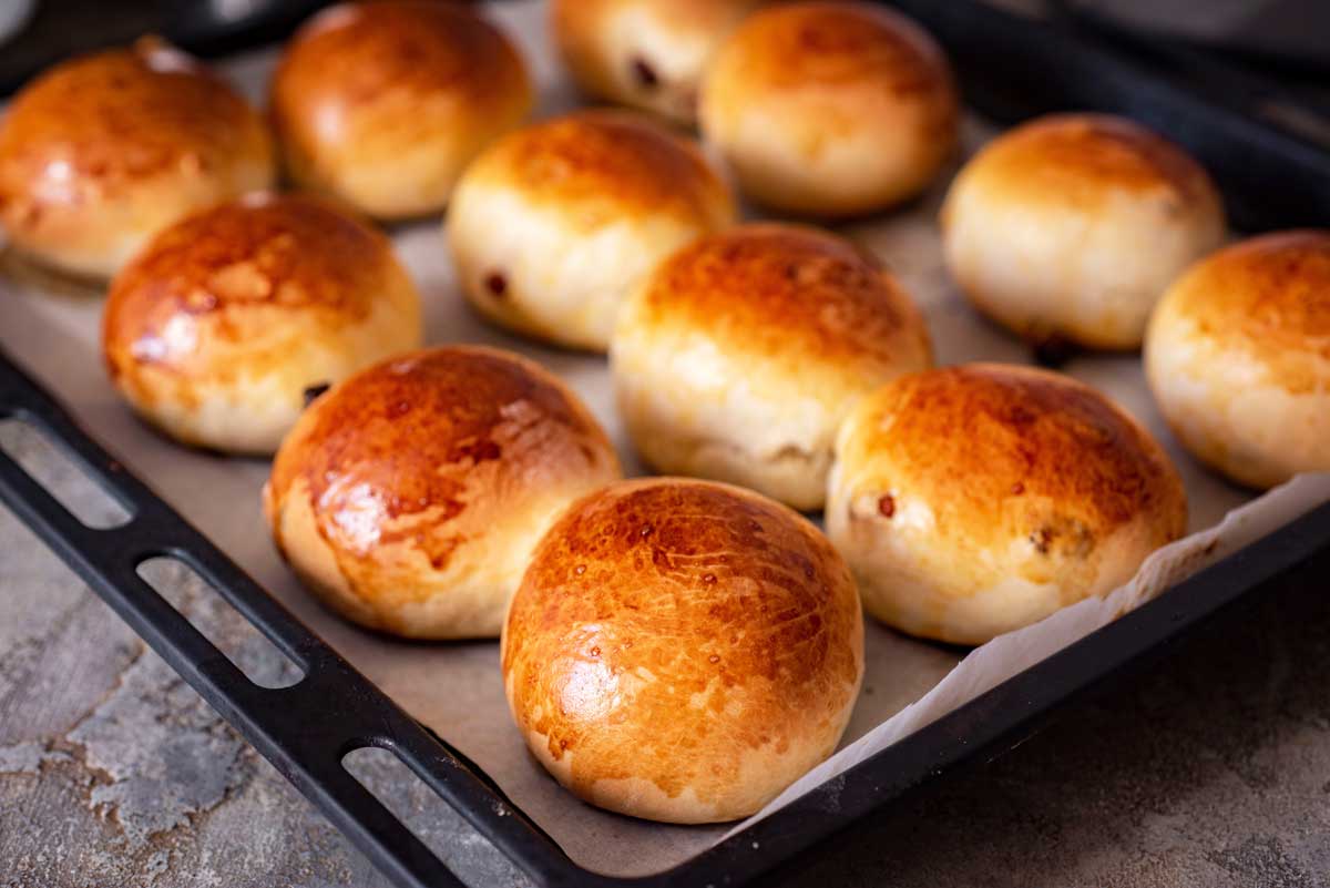 Nadýchané bulky z cottage sýra upečené dozlatova na plechu