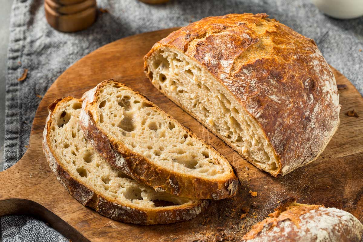 Domácí chléb bez kynutí s křupavou kůrkou a nadýchanou střídou