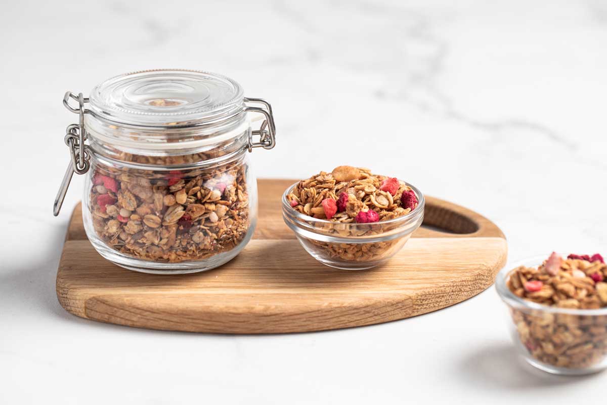 Domácí granola ve sklenici s ovesnými vločkami, ořechy a sušeným ovocem