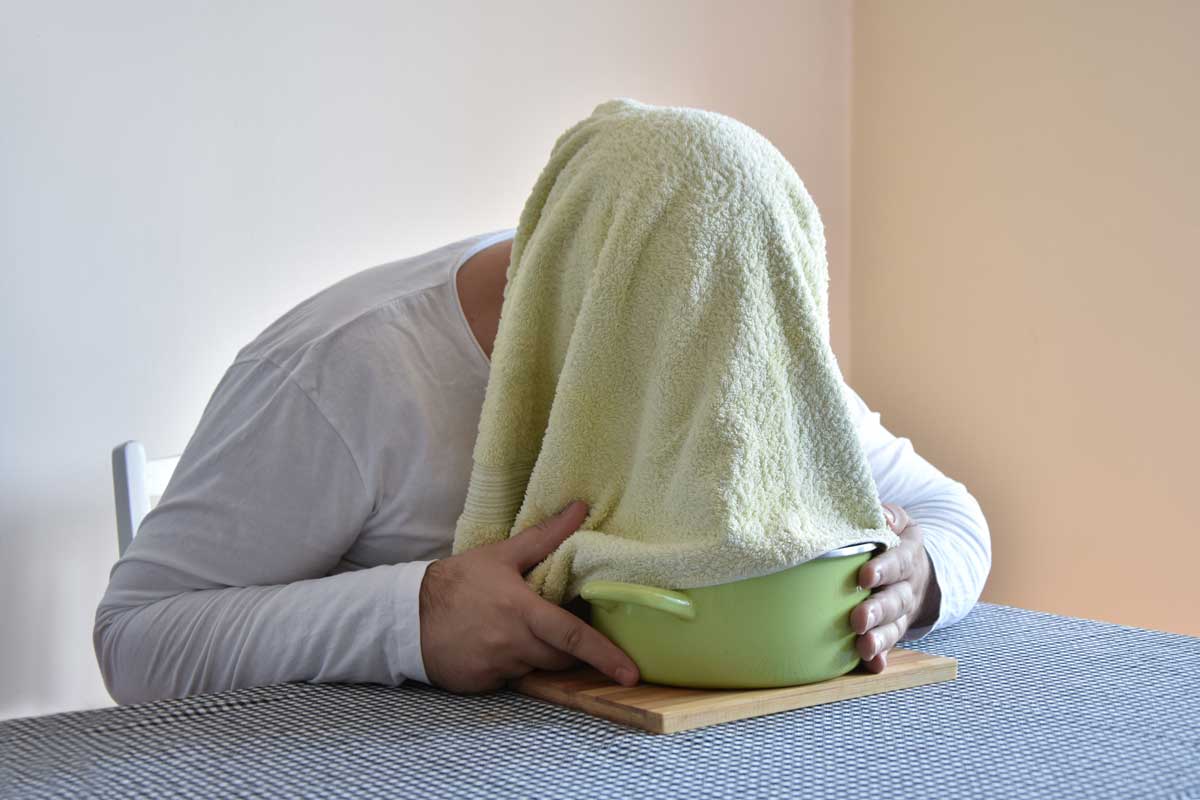 Zapomenutá léčba našich babiček. Inhalace páry dokáže ulevit při rýmě, kašli i ucpaných dutinách