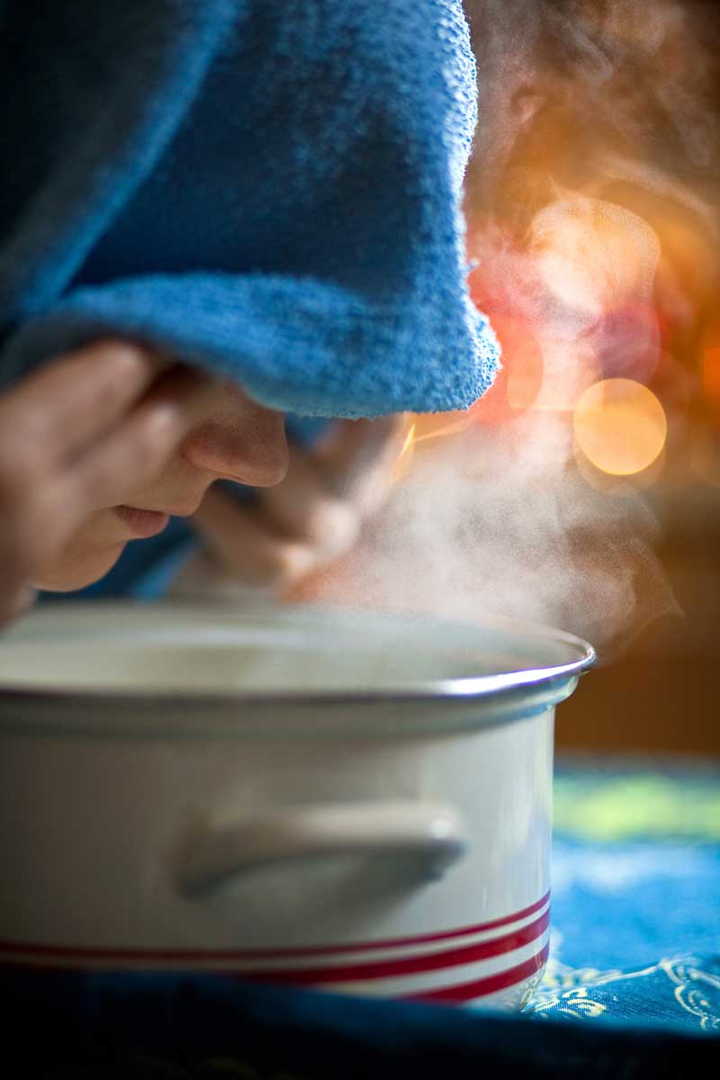 Inhalace horké páry s ručníkem patří mezi nejstarší domácí metody při nachlazení