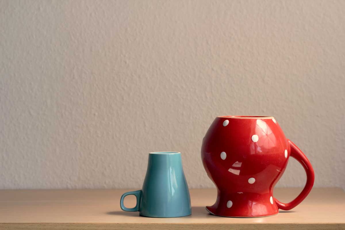 keramicky hrnek Broušení zahradního nářadí pomocí keramického hrnku jako jednoduchý domácí trik.