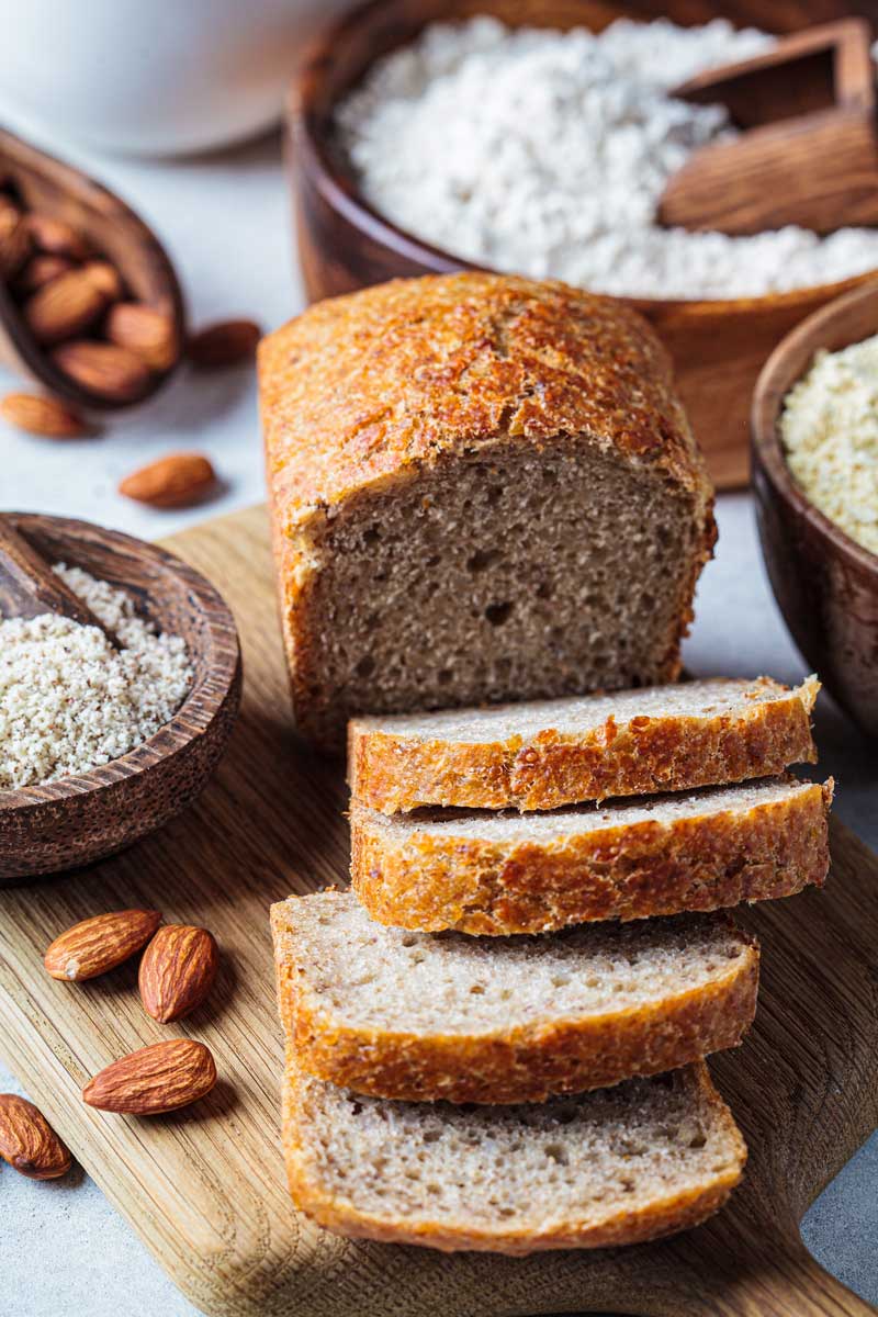 keto chleb Keto chléb z lněných semínek bez lepku a mouky nakrájený na plátky.