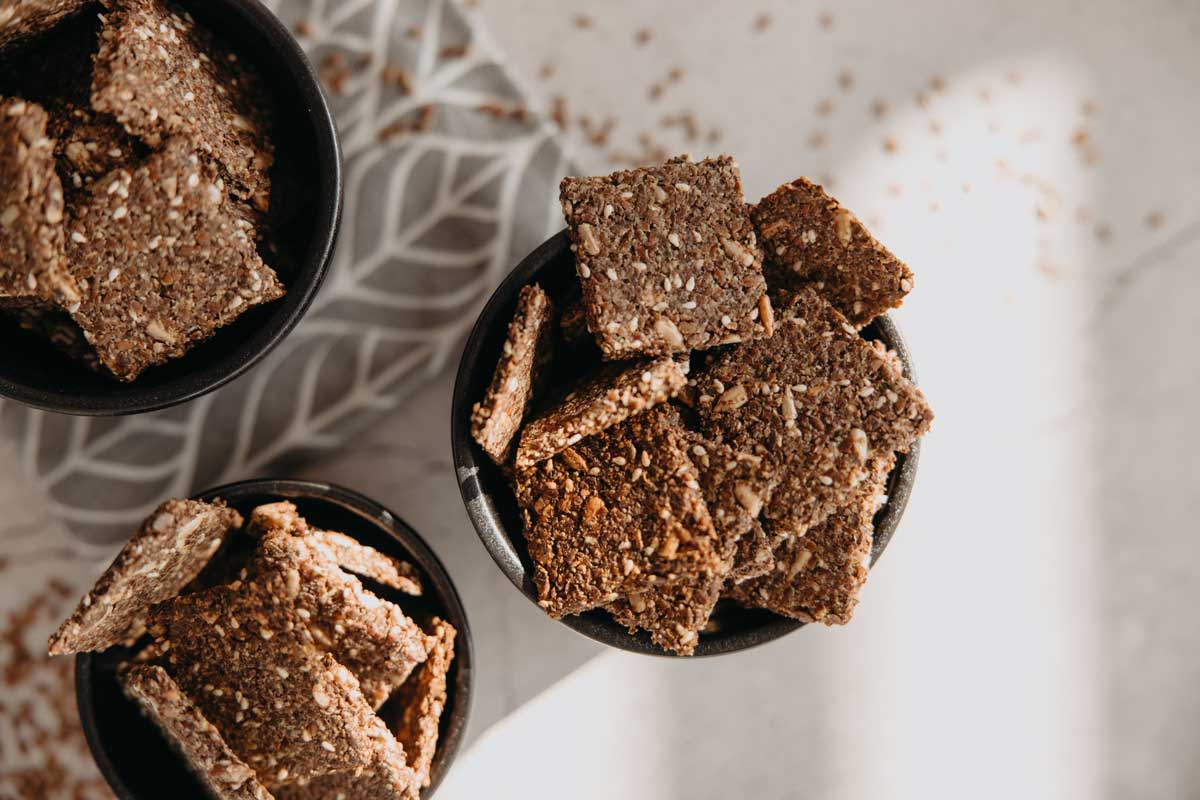 krekry Domácí krekry z lněných semínek a semínek podávané jako zdravá alternativa snacků.