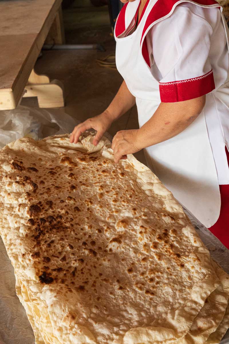 Tradiční arménský lavaš v tenkých plátech připravený jako univerzální chléb k masu sýru i dipům.