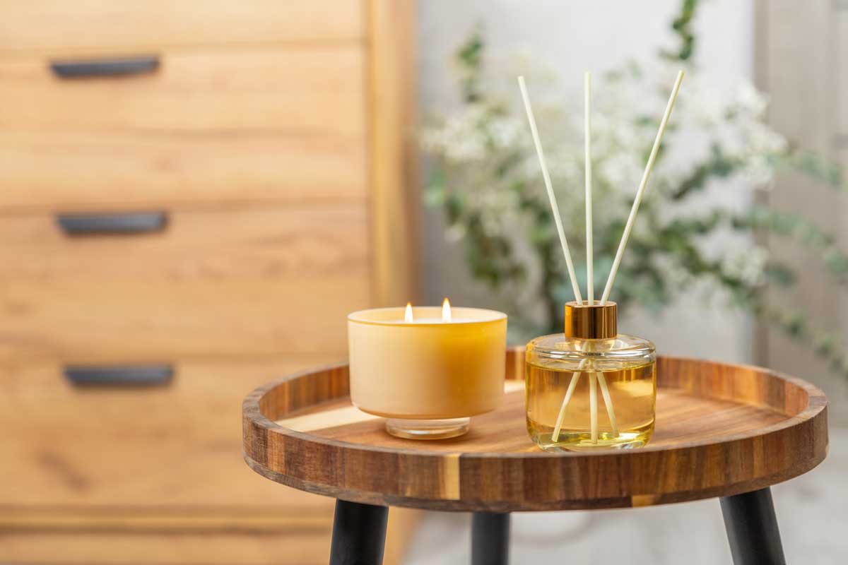 Aromatická svíčka a difuzér s vůní, které mohou uvolňovat syntetické látky do vzduchu v interiéru.