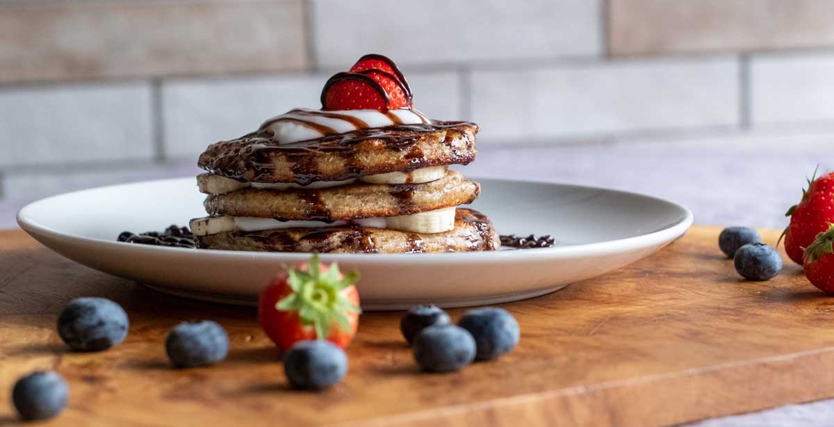 livance Lívance z lněných semínek s ovocem a čokoládou jako zdravá snídaně.