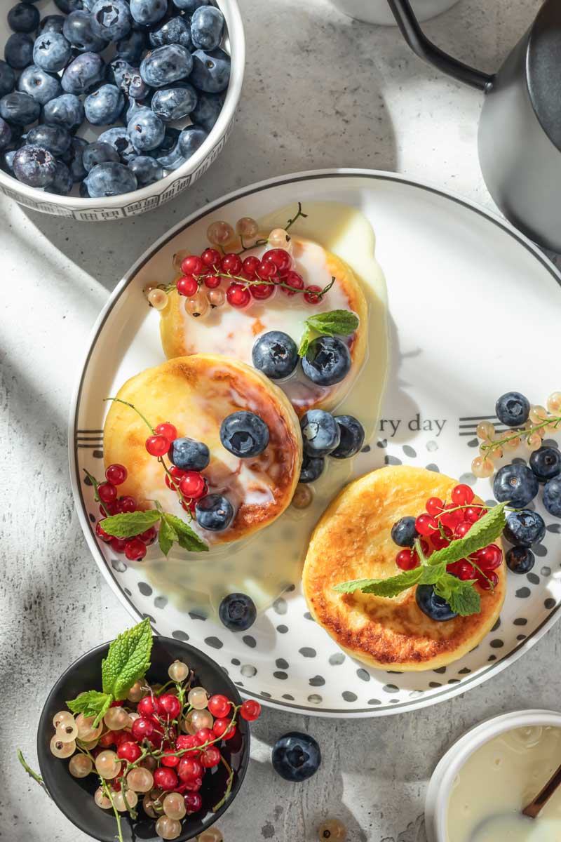 Nadýchané lívance z cottage sýra se sladkým ovocem