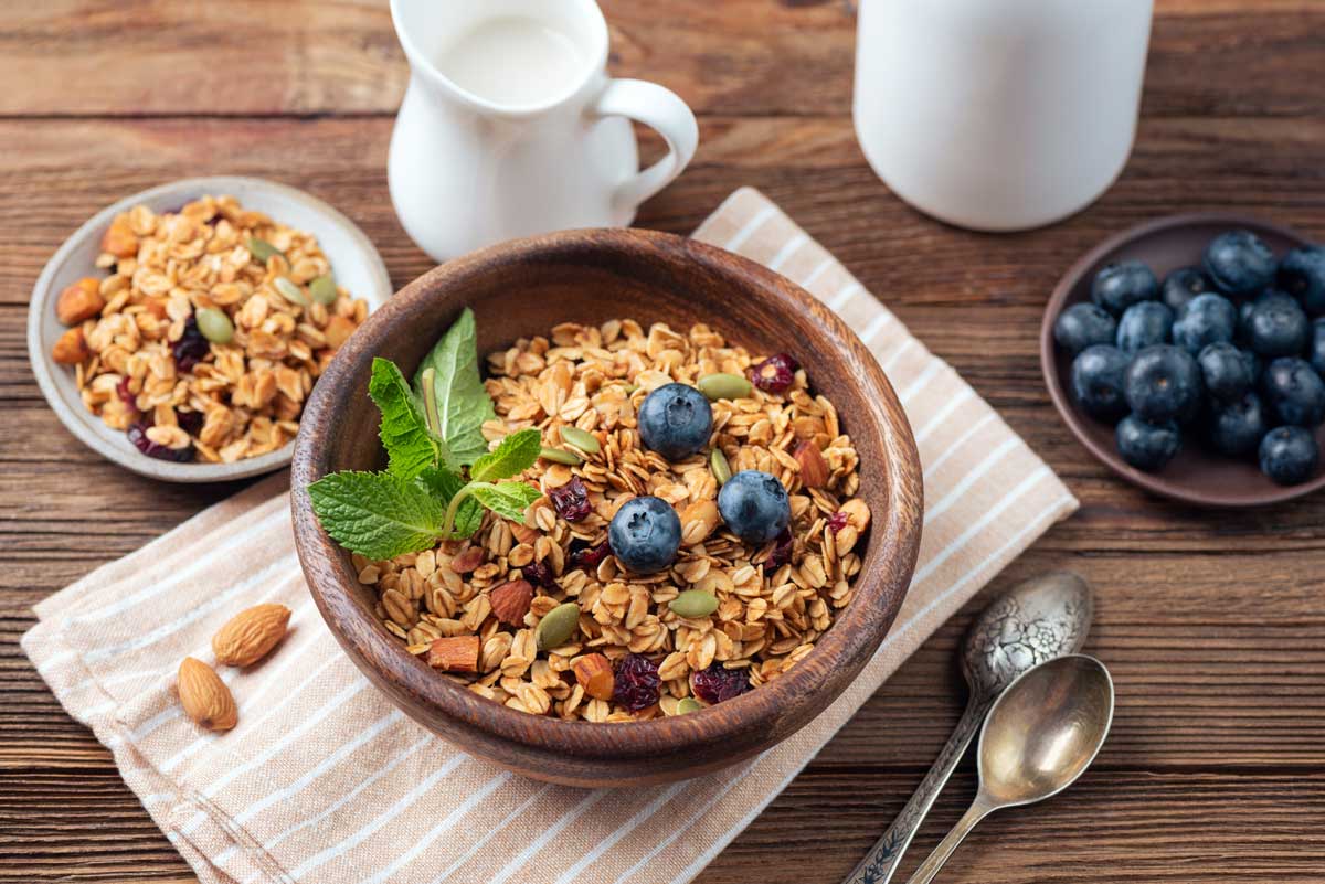 Müsli z ovesných vloček, ořechů a sušeného ovoce jako zdravá nepečená snídaně