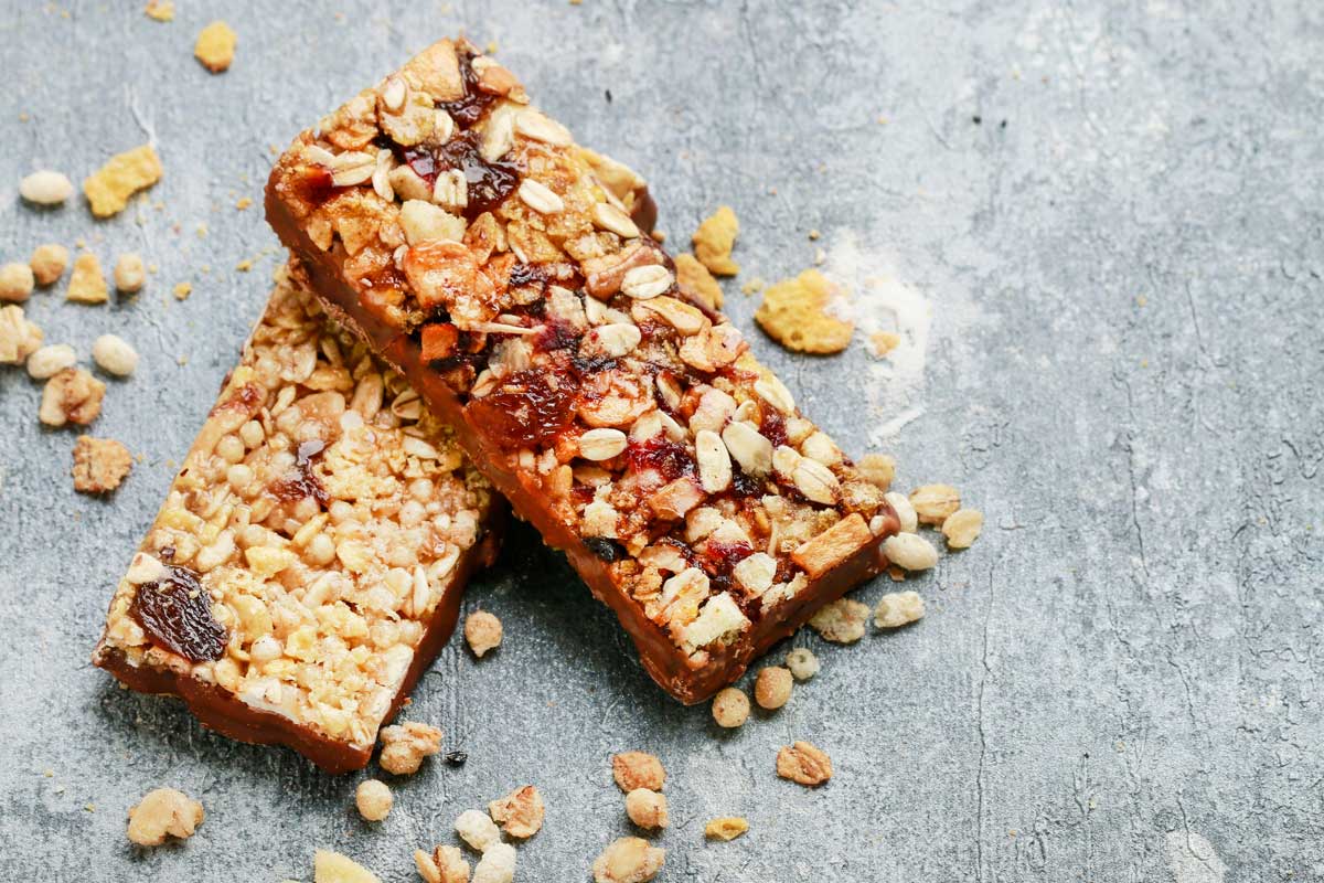 Domácí granola tyčinky s ořechy a sušeným ovocem jako praktická svačina na cesty