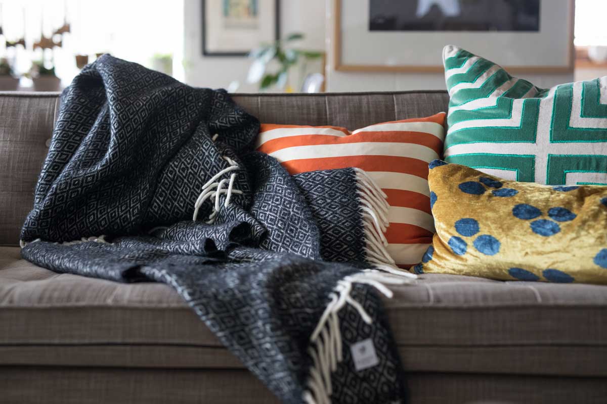 Nové povlaky na polštáře a přehoz na pohovce které snadno změní vzhled obývacího pokoje