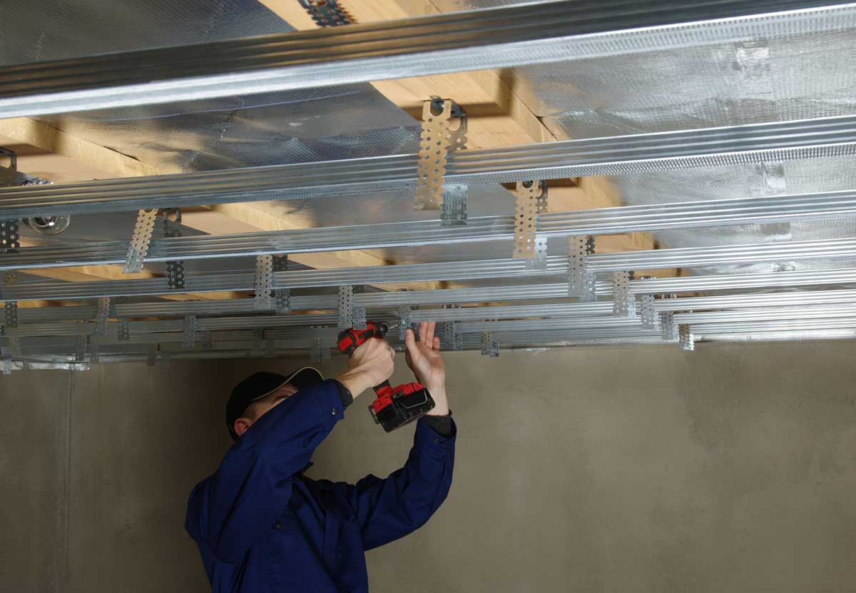 Kovová konstrukce z profilů UD a CD připravená pro montáž sádrokartonového podhledu