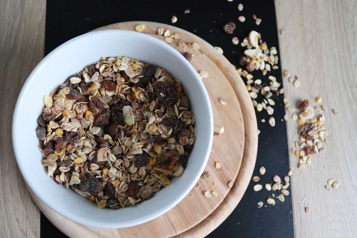 Rychlé müsli z ovesných vloček, semínek a sušeného ovoce připravené během pár minut