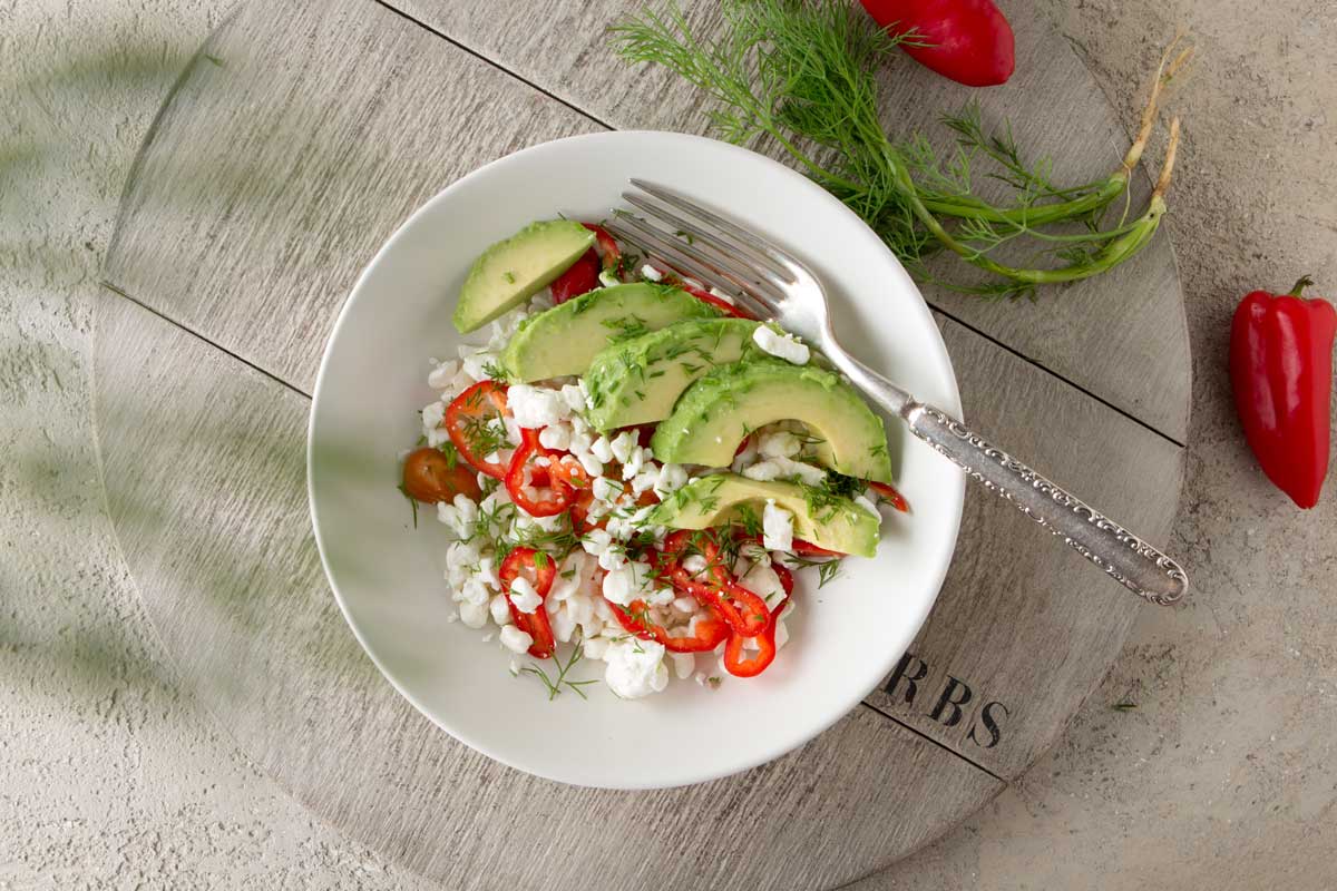 Lehká slaná bowl s cottage sýrem avokádem a čerstvou zeleninou