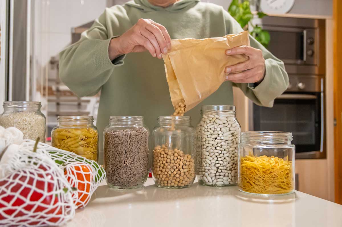 Přesypávání luštěnin a těstovin do sklenic jako správné skladování potravin ve spíži