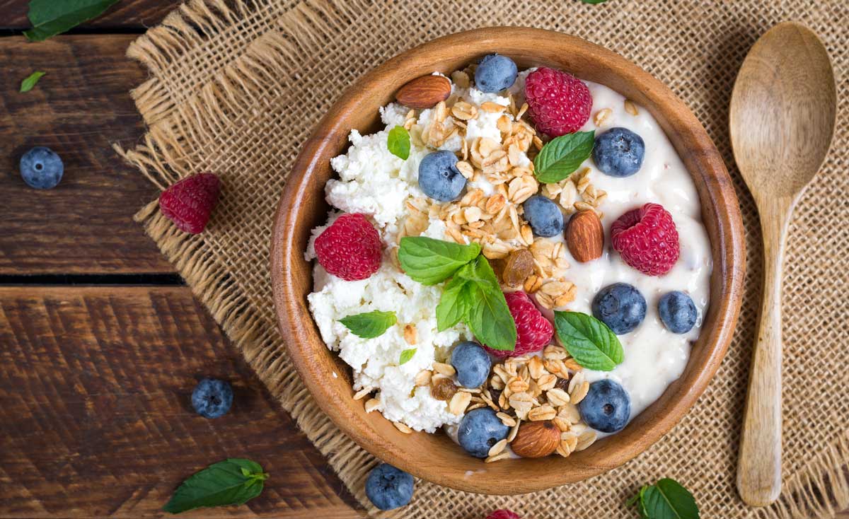 Sladká bowl z cottage sýra s granolou ovocem a ořechy