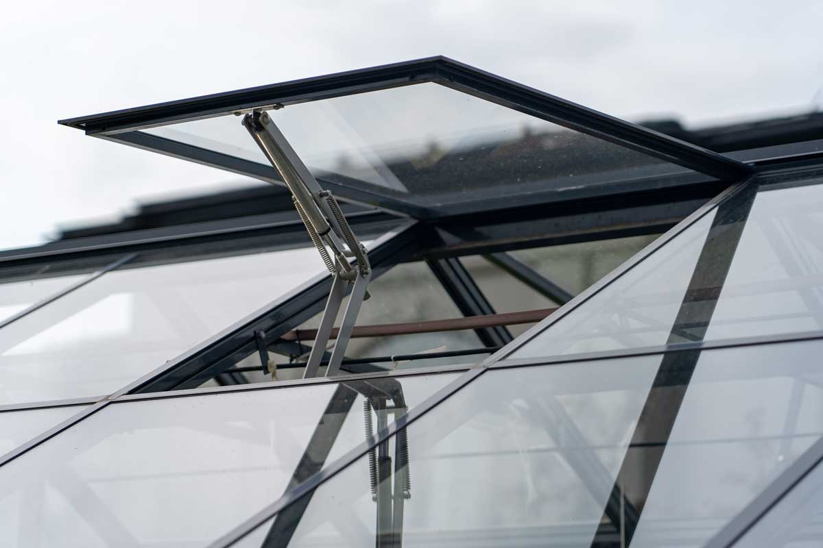 vetrani v skleniku Otevřené střešní okno skleníku sloužící k větrání a regulaci teploty