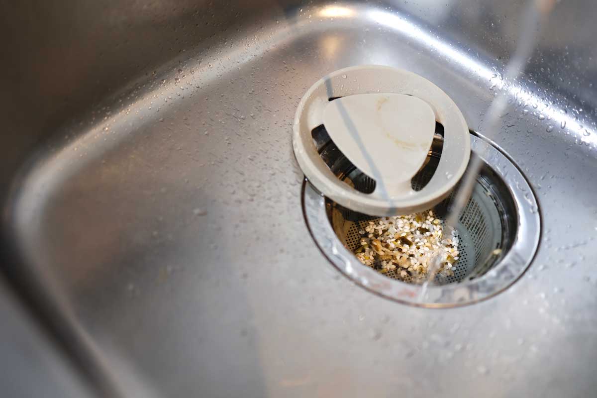 Kuchyňský dřez s odpadním sítkem zachycujícím zbytky jídla které mohou způsobovat zápach