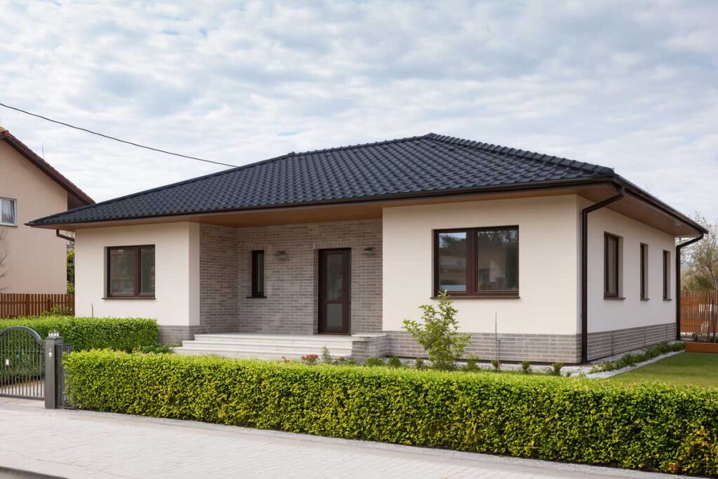 Fasáda může mít podobu přesně podle představ investora – od moderních keramických ploch po přírodní kamenné akcenty.