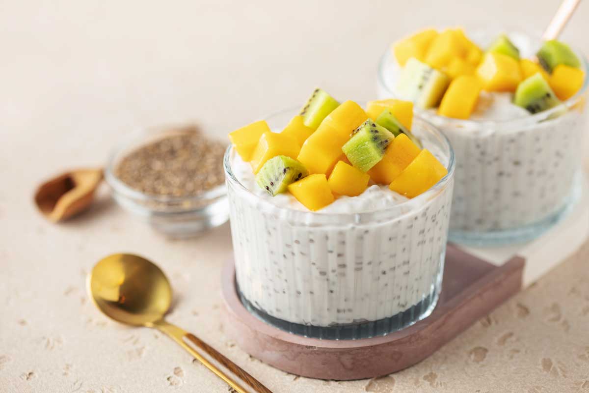 Chia pudink s mangem a ovocem jako zdravý dezert bohatý na vlákninu.