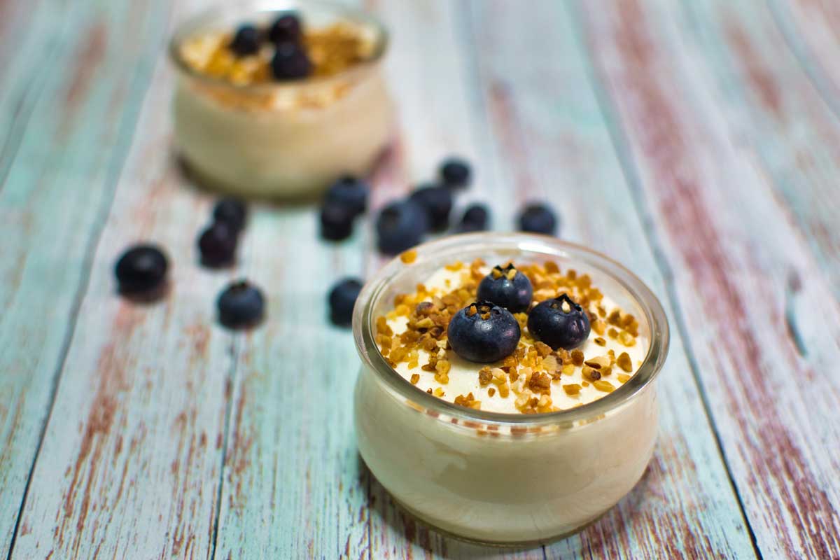 Citronový pohár z jogurtu s ovocem a ořechy jako lehký svěží dezert.