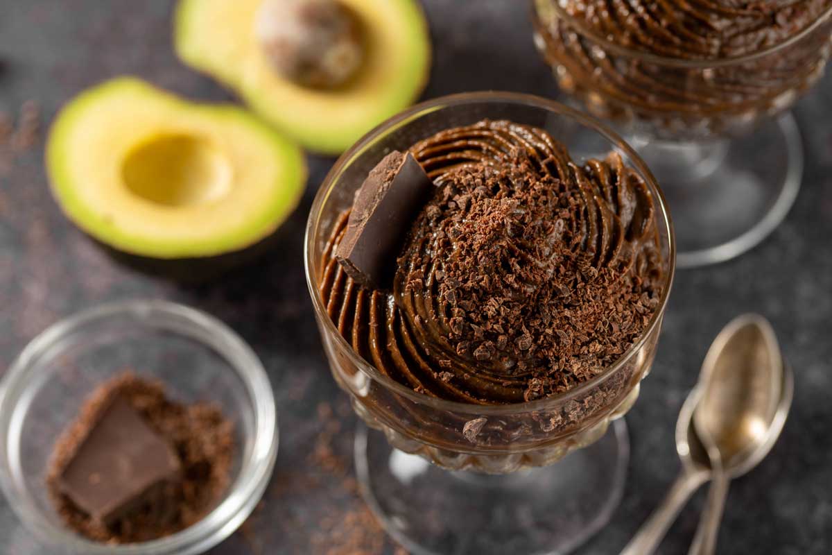 Čokoládovo avokádová pěna s kakaem jako zdravý dezert plný kvalitních tuků.