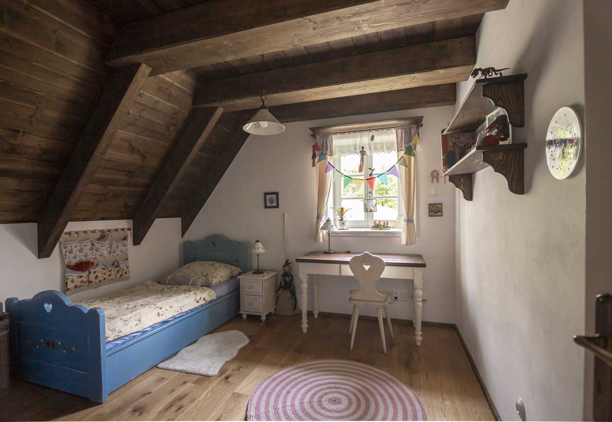 Radiátory dostaly stopku. Jan vnímal, že v původních starých srubech takové vymoženosti neznali a vizuálně by mu tam dnes vadily. Proto nikde nejsou radiátory, které nahradilo podlahové vytápění – i pod dubovou podlahou.