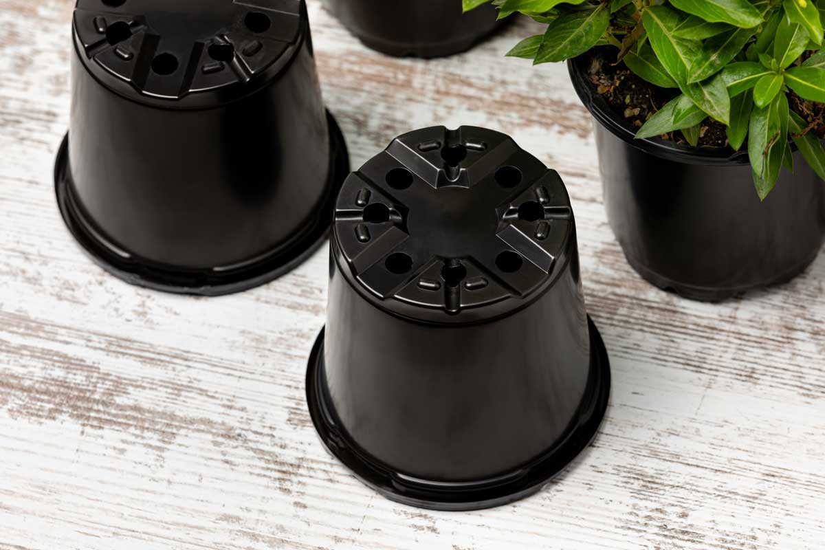 Květináče s odtokovými otvory umožňují odvod přebytečné vody a chrání kořeny před zahníváním.