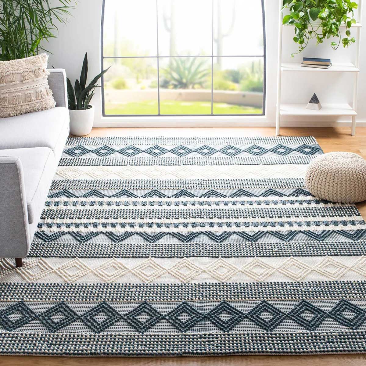 koberec v obyvaku Světlý koberec v obývacím pokoji s dostatkem denního světla.