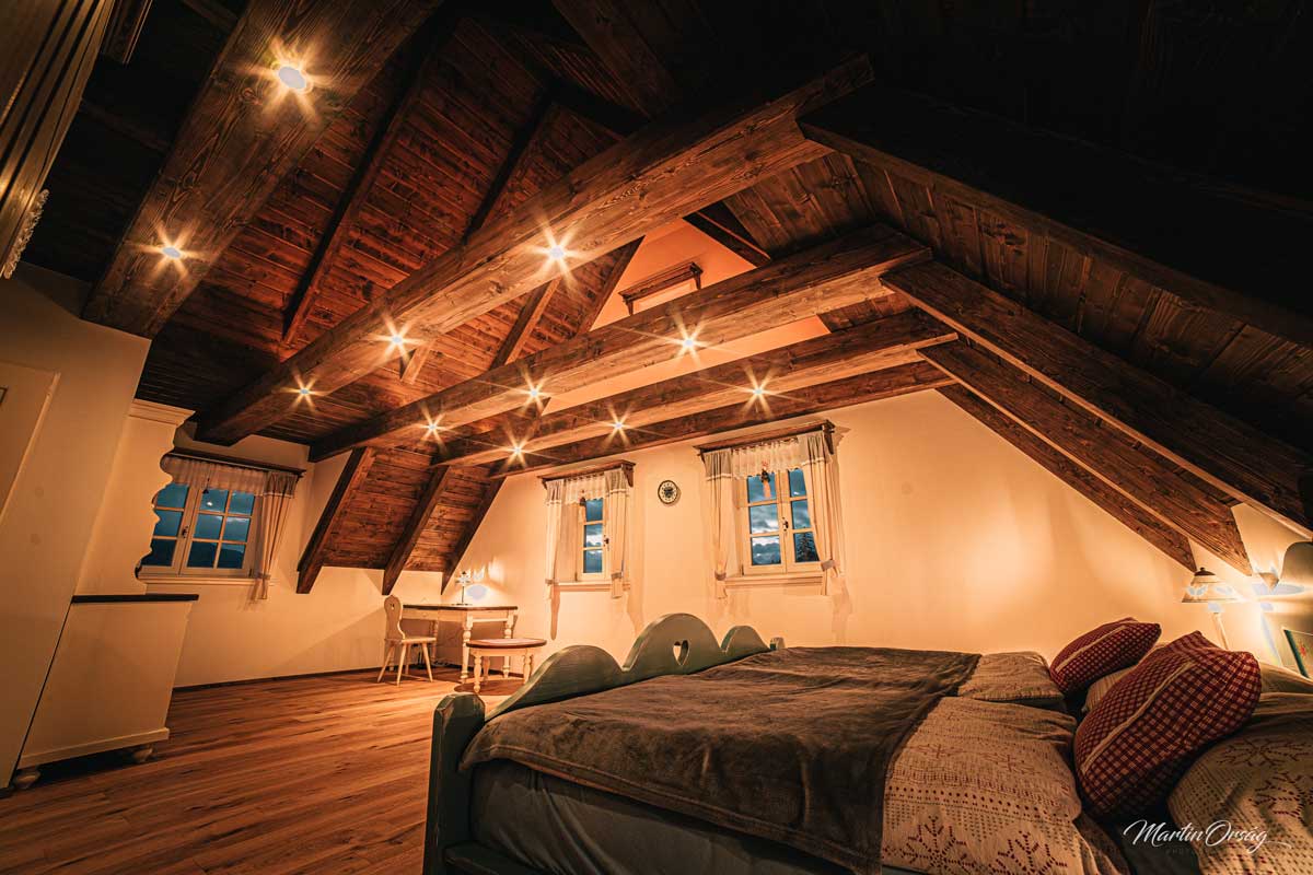 Ložnice nabízí klidné útočiště, kde hraje hlavní roli teplo dřeva a ticho hor.