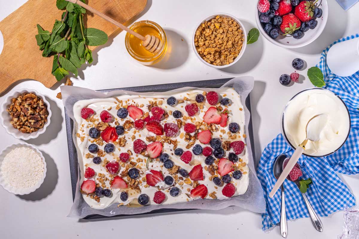 Mražený jogurt s ovocem a granolou jako osvěžující zdravý dezert.