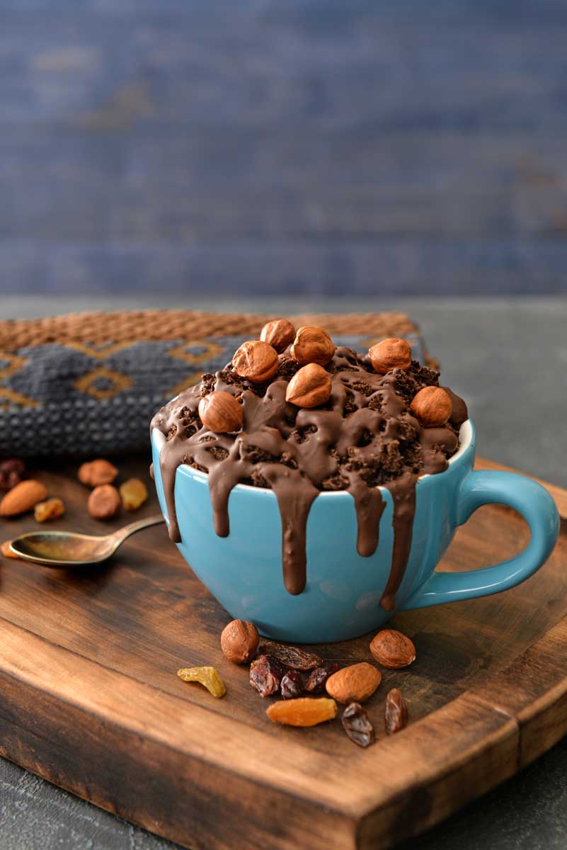 Čokoládový mug cake v hrnku připravený během pár minut jako rychlý dezert.