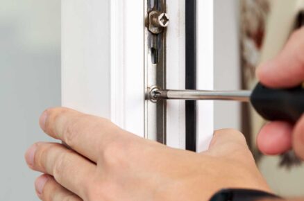 Seřízení přítlaku plastového okna pomocí šroubováku pomáhá zlepšit těsnění a přizpůsobit okno letnímu režimu.