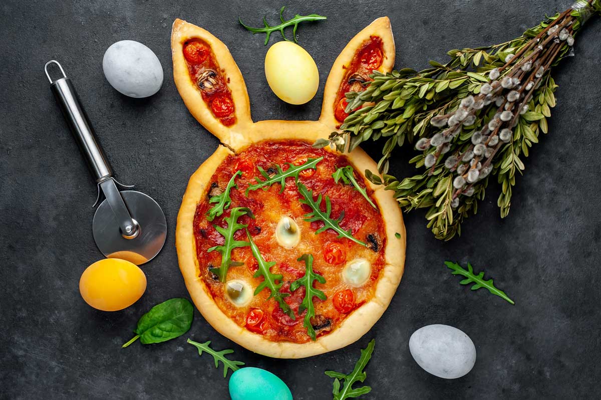 Pizza ve tvaru zajíčka s rajčatovou omáčkou a sýrem jako hravý velikonoční pokrm