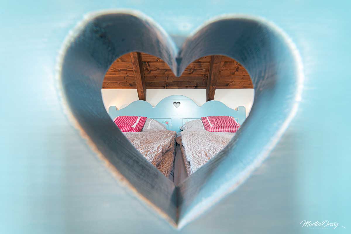 Ručně zpracované detaily nábytku podtrhují poctivé řemeslo a cit pro tradici.