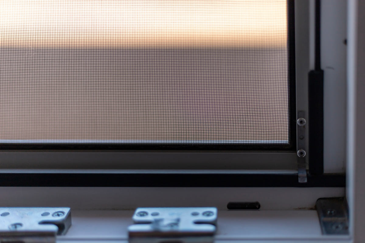 Detail okenní sítě proti hmyzu ukazuje jednoduchou a účinnou ochranu domácnosti před komáry, mouchami i dalším létajícím hmyzem.