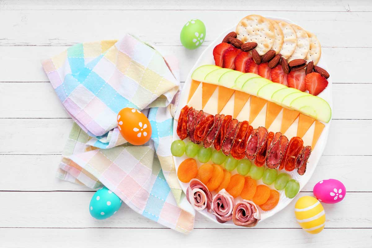 Sýrové vajíčko obalené ořechy a brusinkami podávané s krekry a ovocem