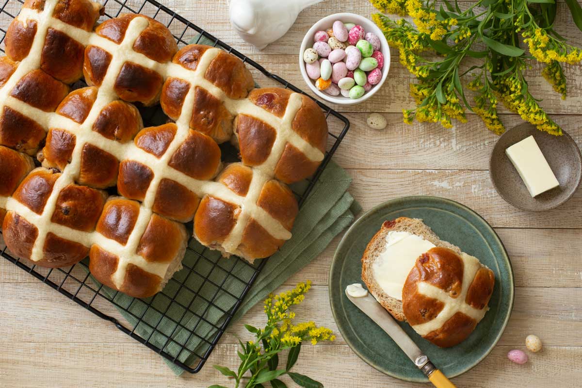 Tradiční hot cross buns s křížem upečené dozlatova na plechu