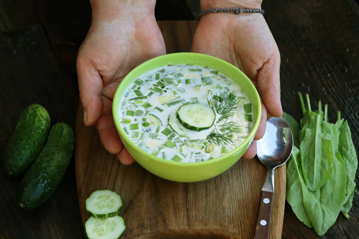 Lehká jarní zeleninová polévka s okurkou, bylinkami a svěží chutí vhodná pro detoxikaci.