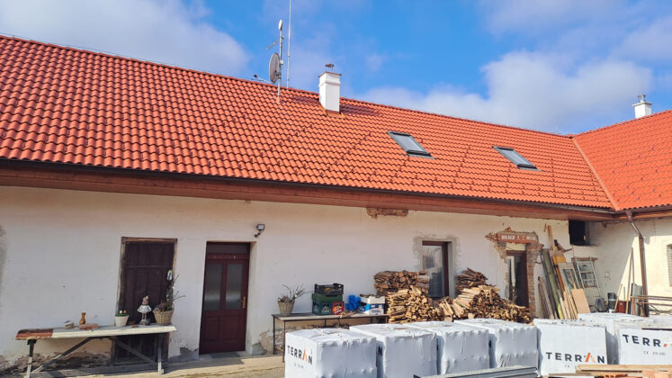 Betonové střechy zažívají návrat. Co dnes rozhoduje při výběru krytiny?