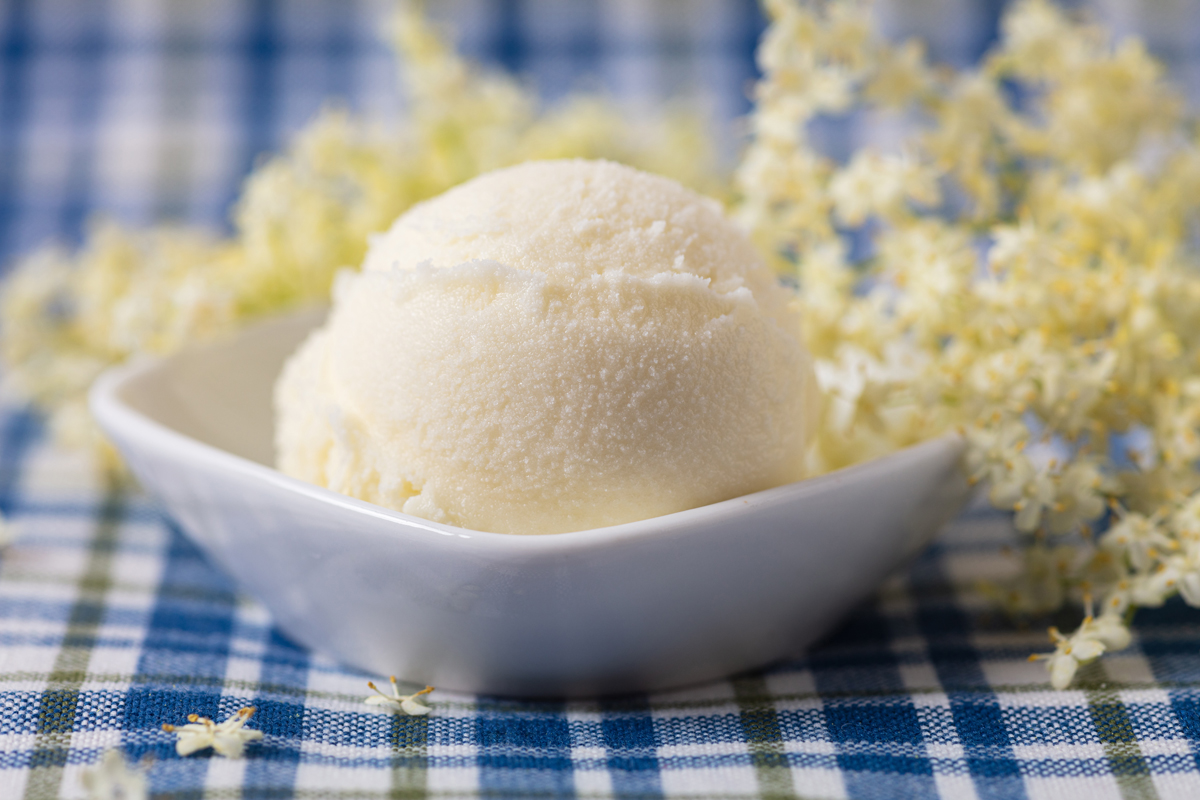 Jemný sorbet s vůní bezových květů servírovaný v misce jako lehké letní osvěžení.