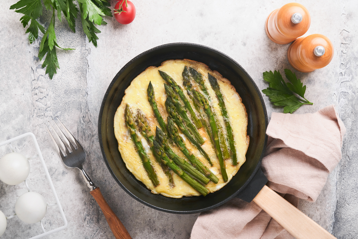 chrestova frittata Lehká chřestová frittata s vejci a zeleným chřestem je ideální jarní snídaní nebo rychlou večeří.