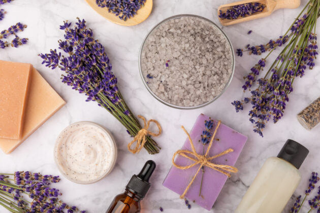 Domácí levandulová kosmetika si vás získá vůní i účinky. Vyrobte si peeling, balzám i hydrolát