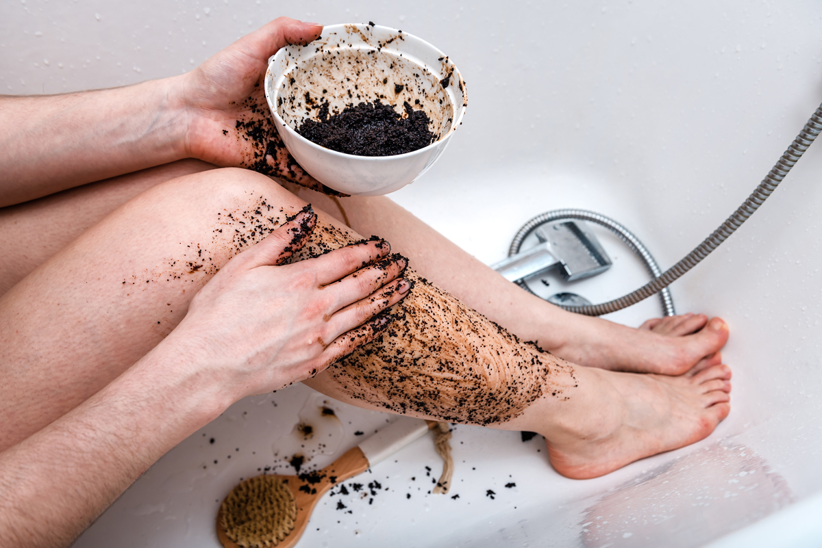 kavovy peeling Kávový peeling na nohy a lýtka podporuje prokrvení pokožky a pomáhá proti otokům.