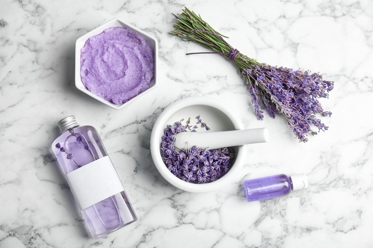 Ingredience na domácí levandulový krém zahrnují sušenou levanduli, hydrolát a přírodní peeling v jemných fialových tónech.