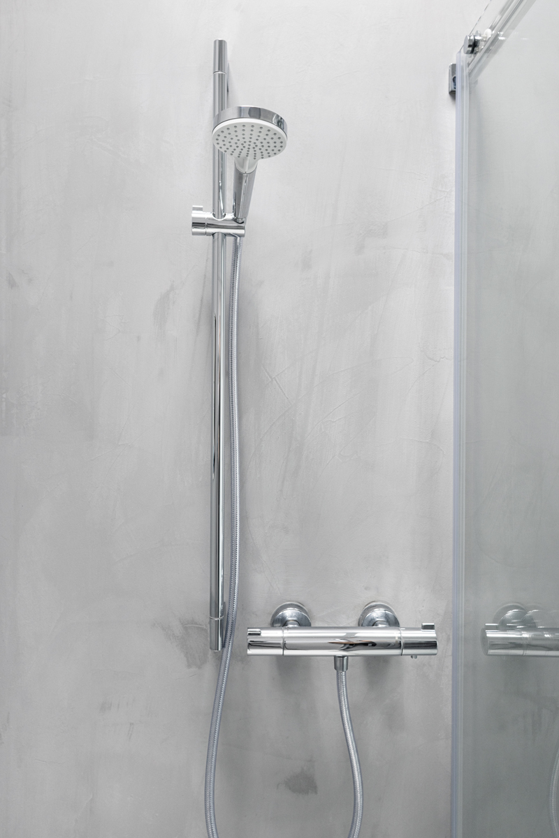 mikrocement Mikrocement v koupelně vytváří moderní jednolitý povrch bez výrazných spár a působí minimalisticky.